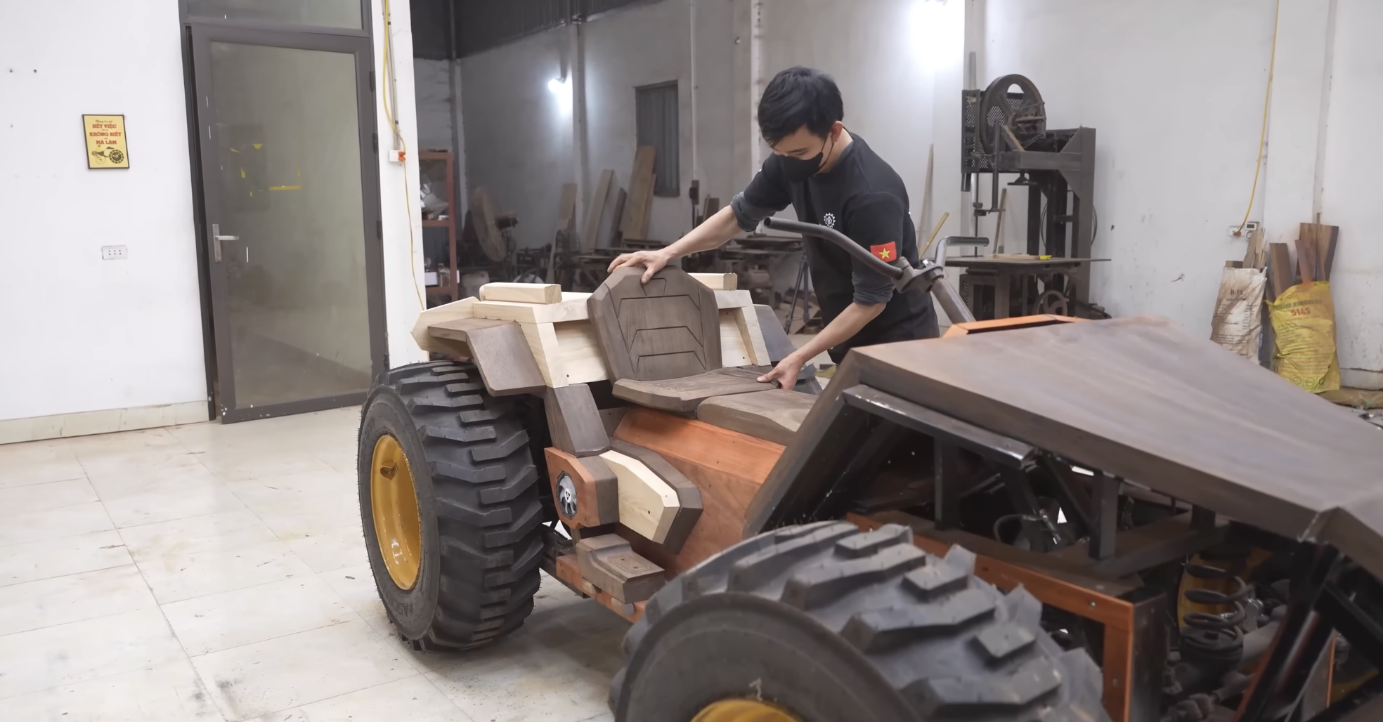 Vỏ ngoài xe địa hình. Ảnh: ND - Woodworking Art