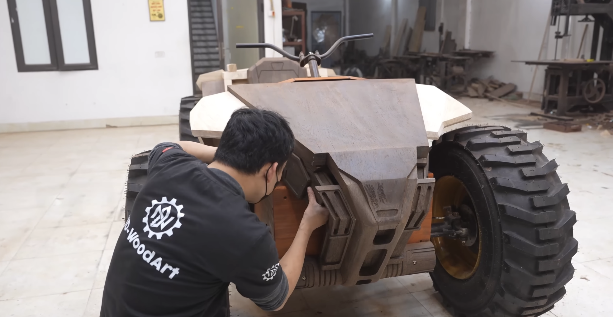 Chi tiết chạm khắc trên thân xe địa hình. Ảnh: ND - Woodworking Art