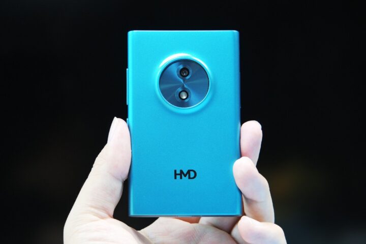 Khám Phá Chiếc Điện Thoại AI Thú Vị HMD Touch: Đột Phá Trong Thiết Kế Cổ Điển