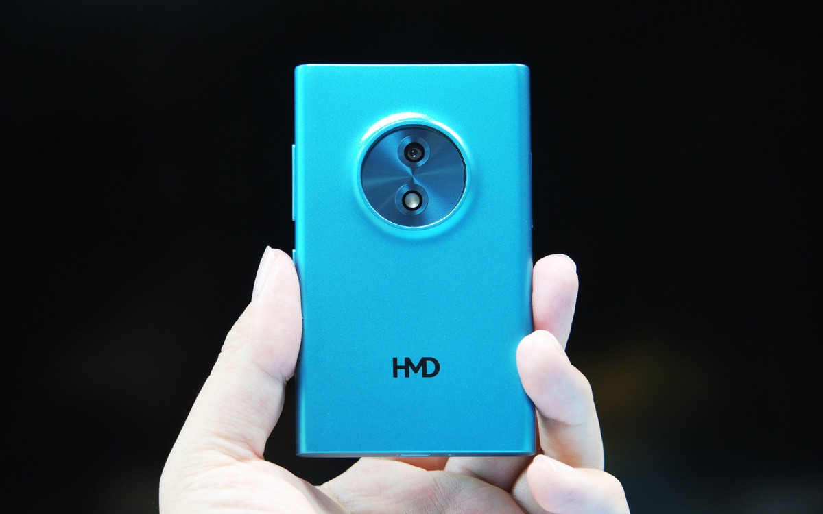 Khám Phá Chiếc Điện Thoại AI Thú Vị HMD Touch: Đột Phá Trong Thiết Kế Cổ Điển