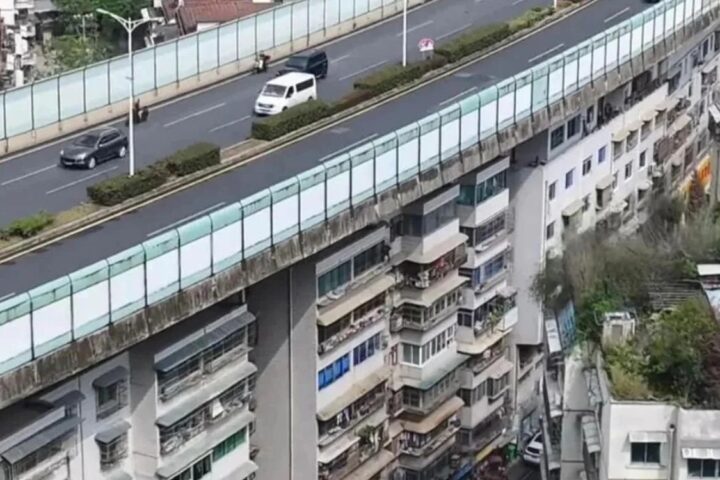 Giải Pháp Đô Thị Độc Đáo Tại Trung Quốc: Những Tòa Nhà Chung Cư Dưới Đường Cao Tốc