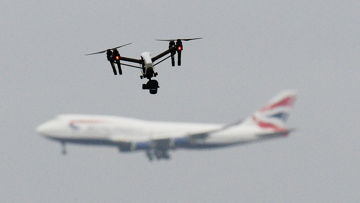 Mối Nguy Hiểm Từ Drone: Khi Thiết Bị Nhỏ Chống Lại Khả Năng Hàng Không
