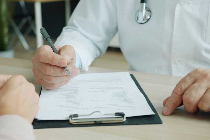 Tại Sao Chữ Viết Của Bác Sỹ Luôn Khó Đọc? Khám Phá Nguyên Nhân Đằng Sau