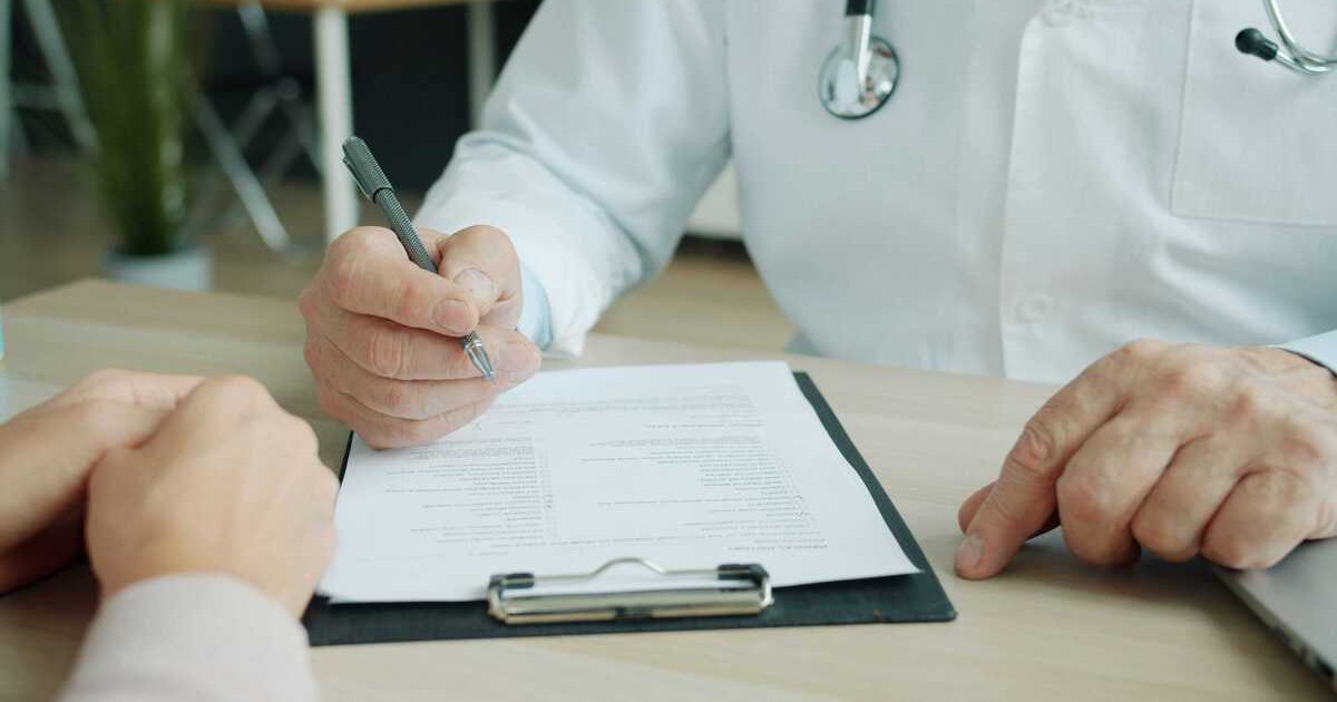 Tại Sao Chữ Viết Của Bác Sỹ Luôn Khó Đọc? Khám Phá Nguyên Nhân Đằng Sau