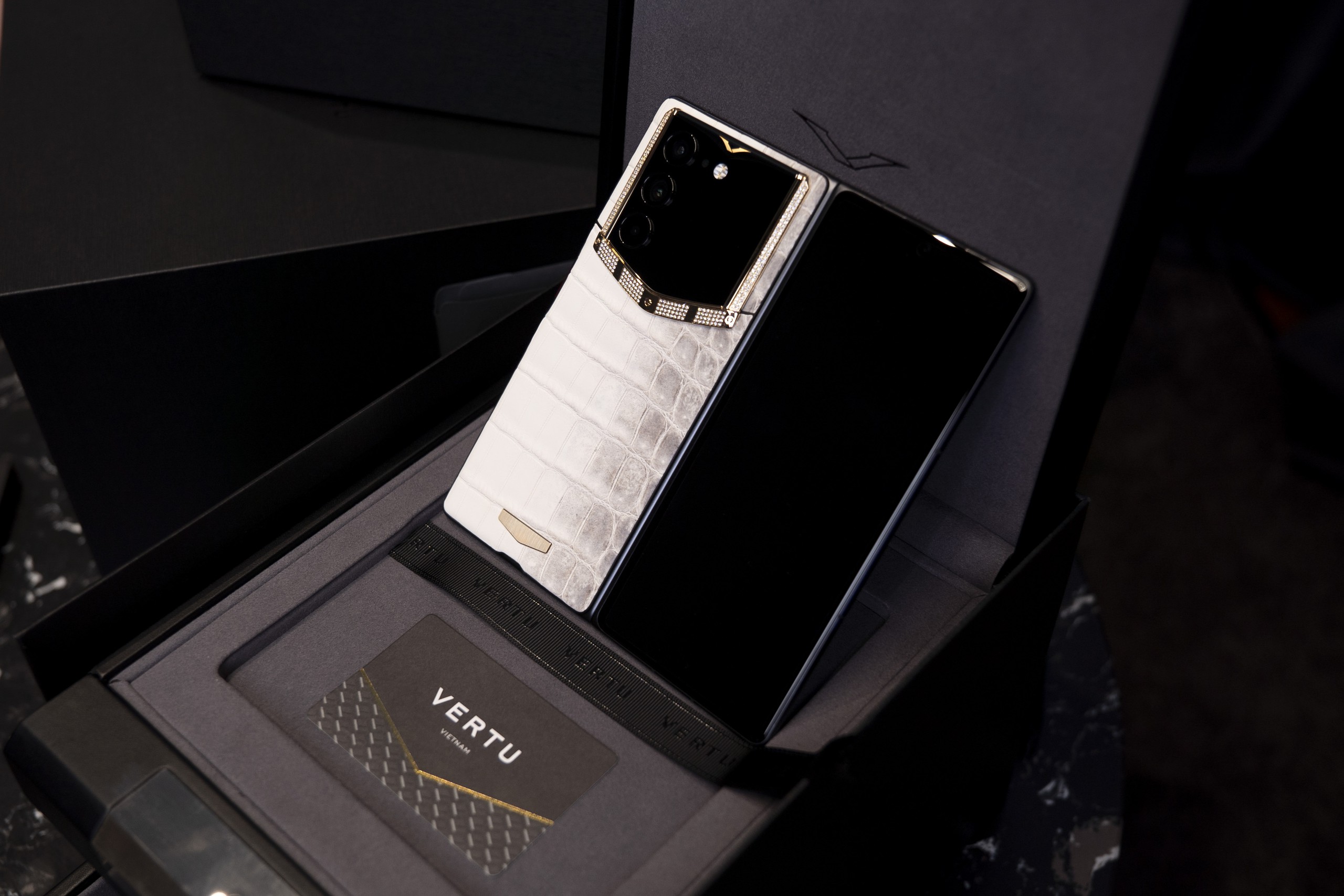 Điện thoại gập của Vertu mở bán tại Việt Nam: Bản "xa xỉ" nhất đổi được 16 chiếc Samsung Galaxy Z Fold8 1TB - Ảnh 6.