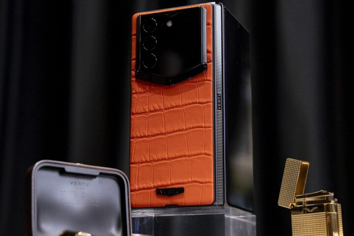 Vertu AlphaFold: Điện Thoại Gập Siêu Sang Mới Nhất Tại Việt Nam
