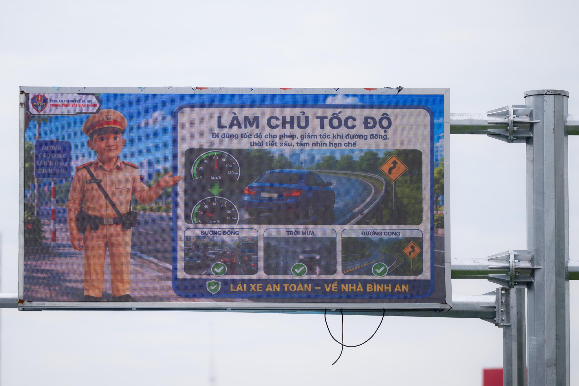 Cận cảnh hệ thống giao thông thông minh vừa - Ảnh 2.