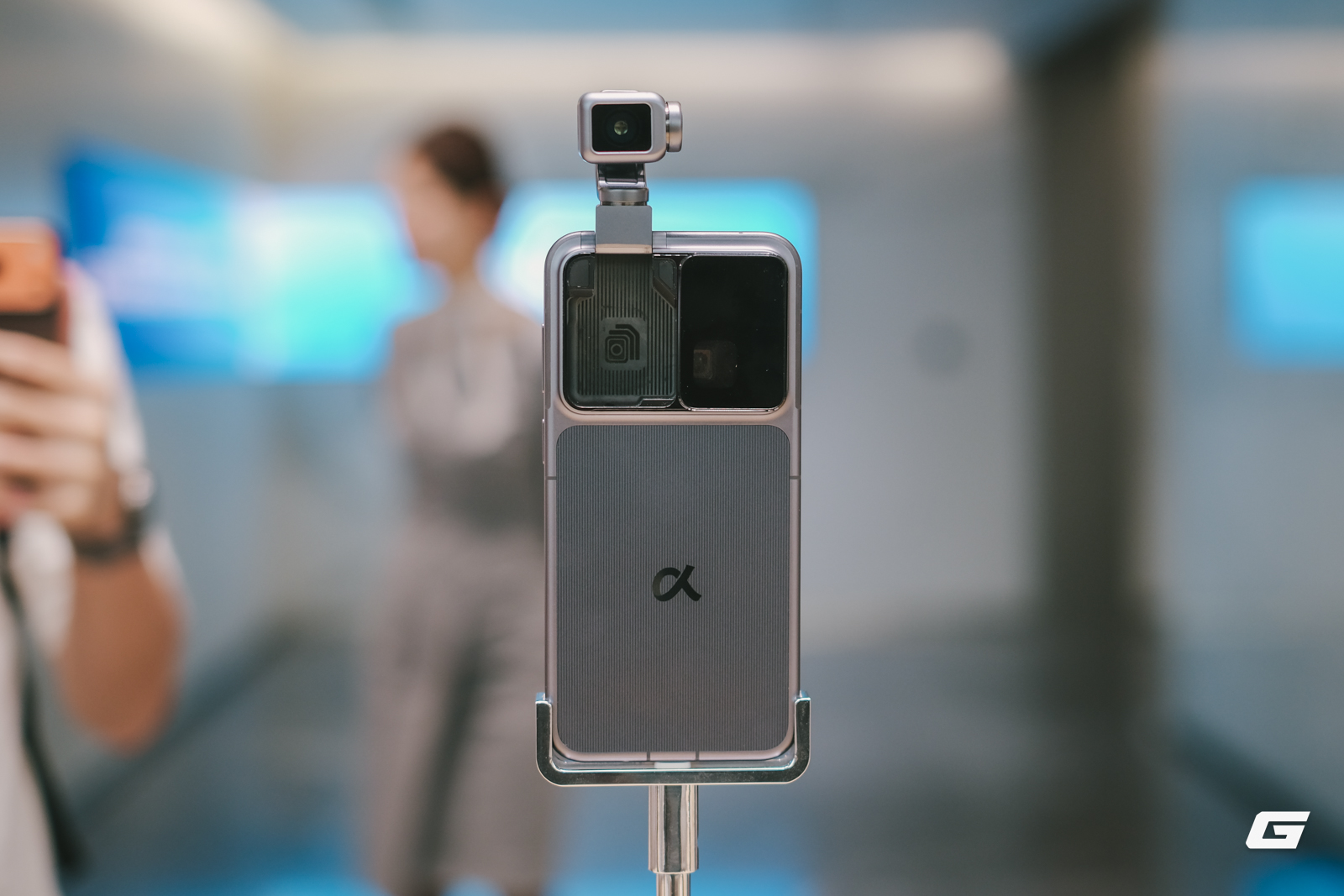 genk-honor-robot-phone-at-shenzhen-1-1784535639230186673642 HONOR Robot Phone ra mắt: Hơn 400.000 lượt đặt trước, giá từ khoảng 39 triệu đồng - Ảnh 4.
