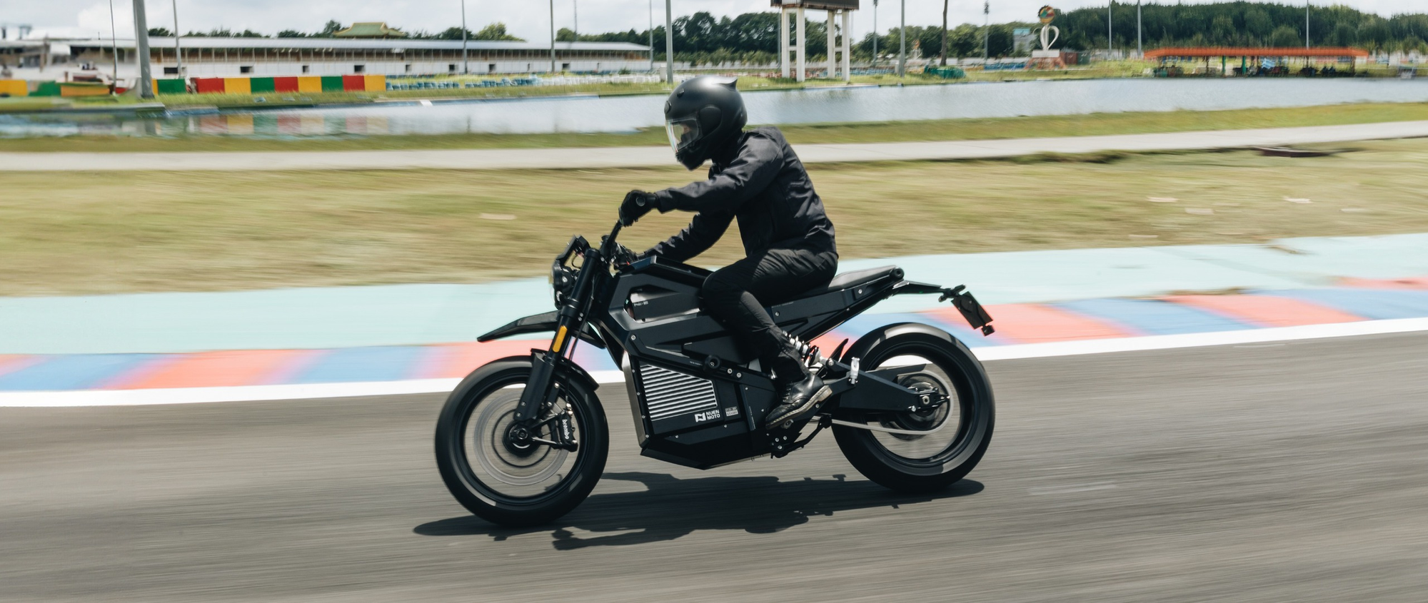 Nuen N1-S chạy thử ở trường đua Đại Nam. Ảnh: Nuen Moto