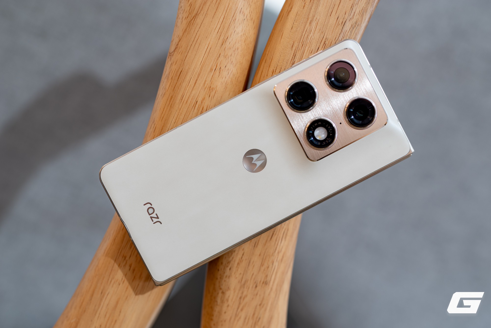 Cận cảnh Motorola Razr Fold- Ảnh 4.