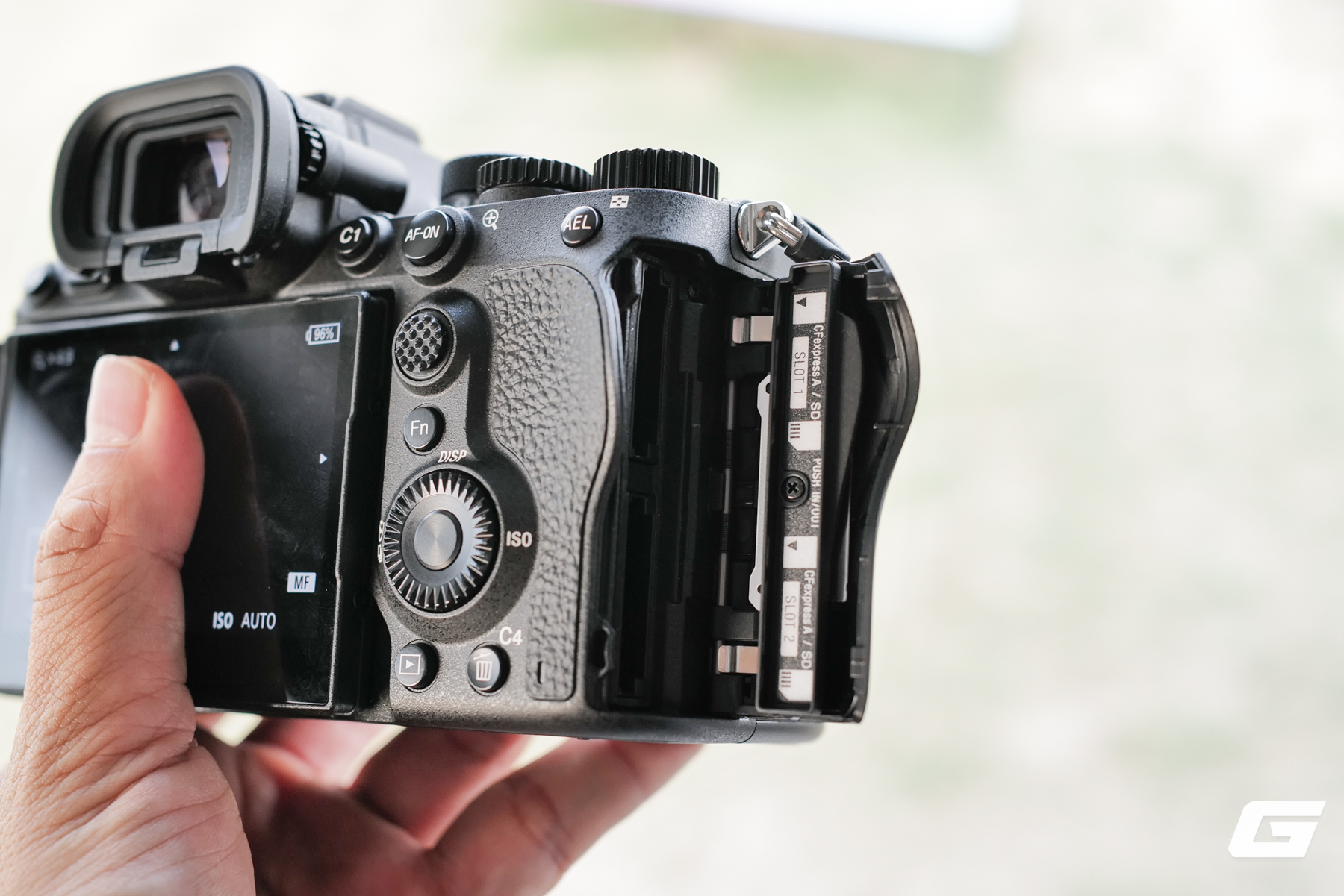 Bên trong máy ảnh Sony Alpha 7R VI