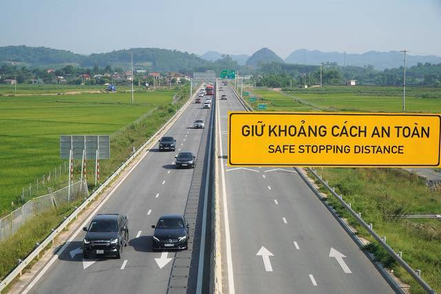 Vi phạm khoảng cách an toàn trên cao tốc