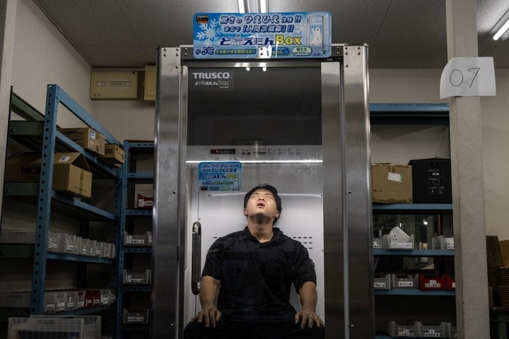 Tủ lạnh cho người của Nhật Bản giúp chống sốc nhiệt mùa hè - Ảnh 2.
