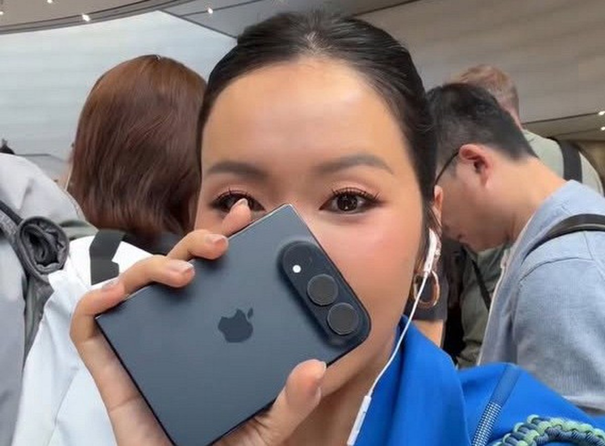 Trải nghiệm thực tế iPhone Duo tại Apple Park: cầm chắc tay, màn hình gập 7.6 inch ấn tượng
